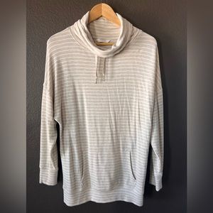 Woman’s cream and white medium tunic